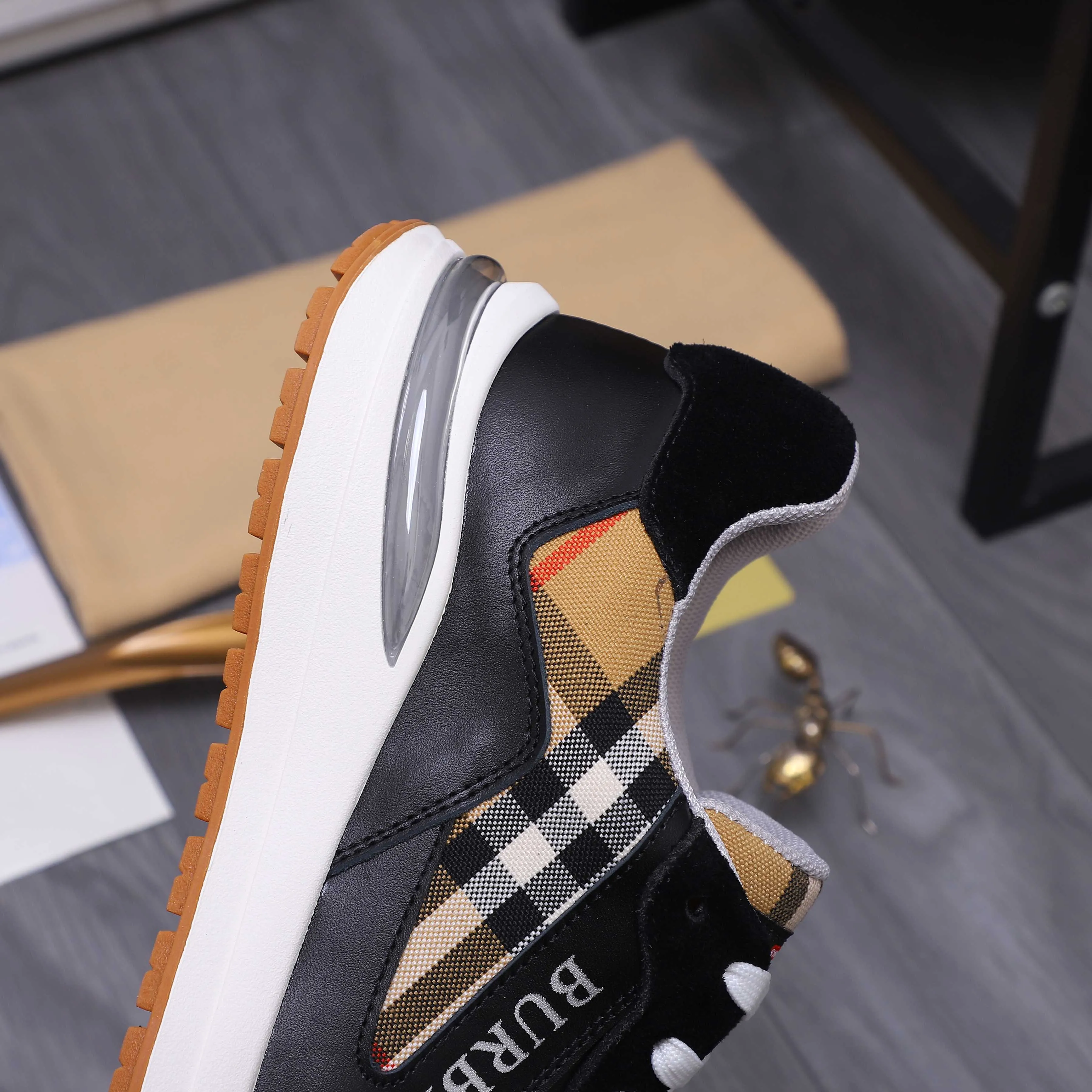 Men's shoes 💰442 Product trademark: Burberry "Burberry" casual shoes Regular size: 38-44 Product material: Selected cowhide stitching upper Breathable mesh lining Rubber outsole